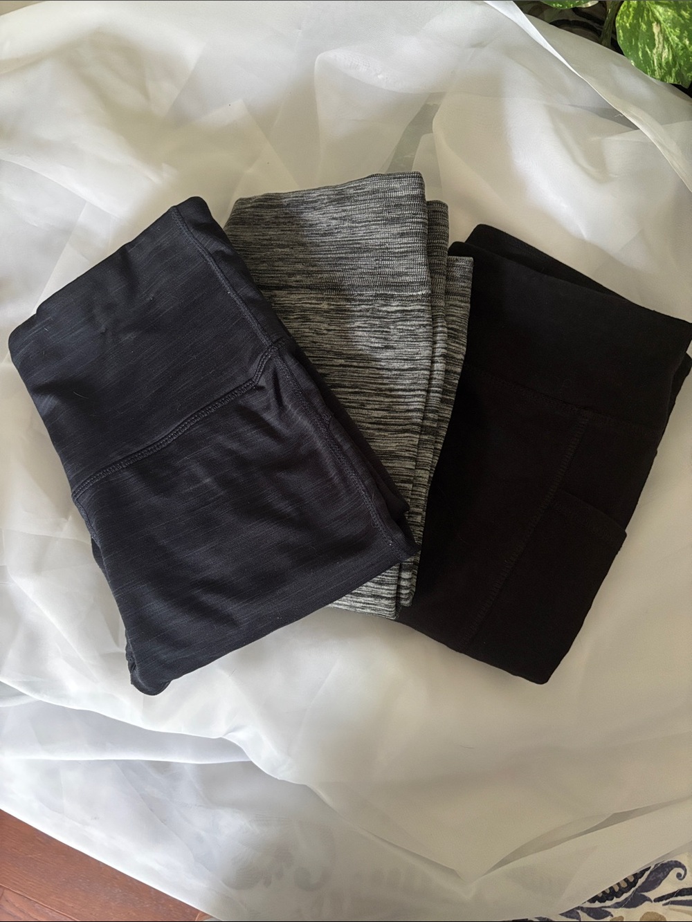 Women’s Leggings Set in Black and Heather Gray